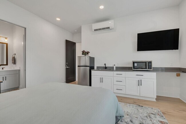 Foto del edificio - $1250 ALL-INCLUSIVE!! Stylish Co-Housing Minutes from DWTN!