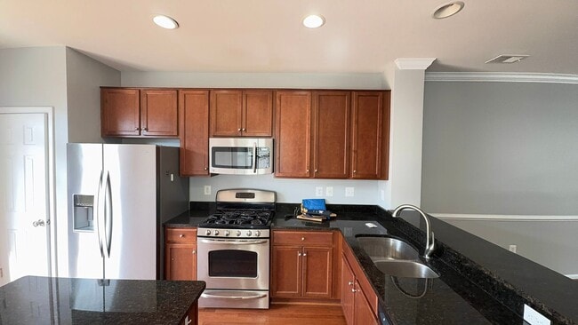 Foto del edificio - Stunning 3 Bed 3.5 Bath End Unit Townhome ...