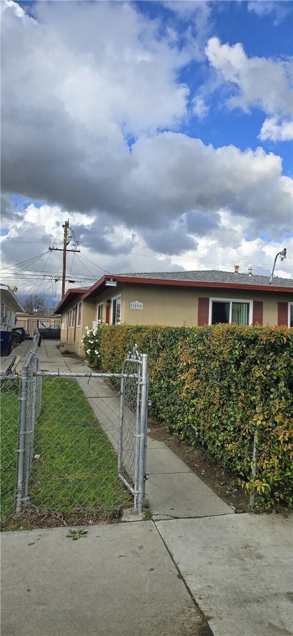 Building Photo - 1095 E Nocta St