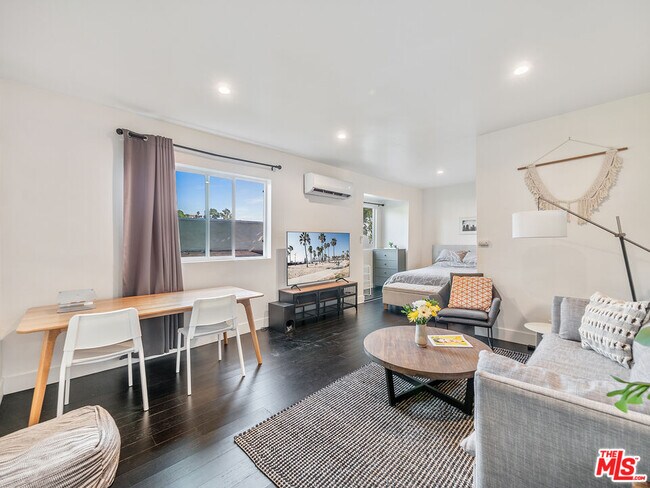 Foto del edificio - 3816 W Sunset Blvd