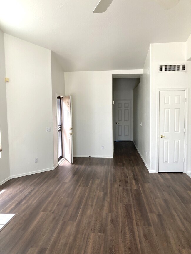 Área de entrada - 3440 E Southern Ave