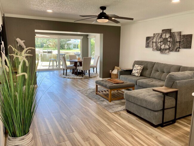 Foto del edificio - Completely remodeled waterfront condo!