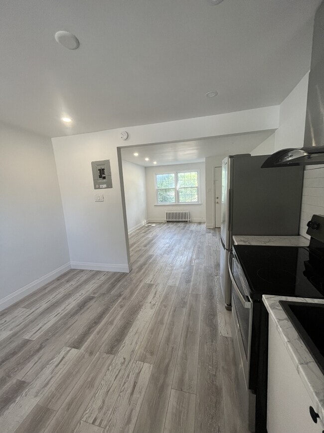 Building Photo - 379 D'Arcy St