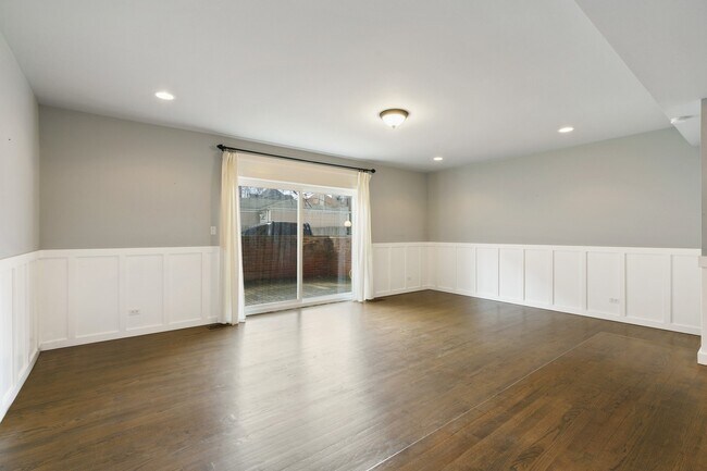 Building Photo - 1613 W Greenleaf Ave