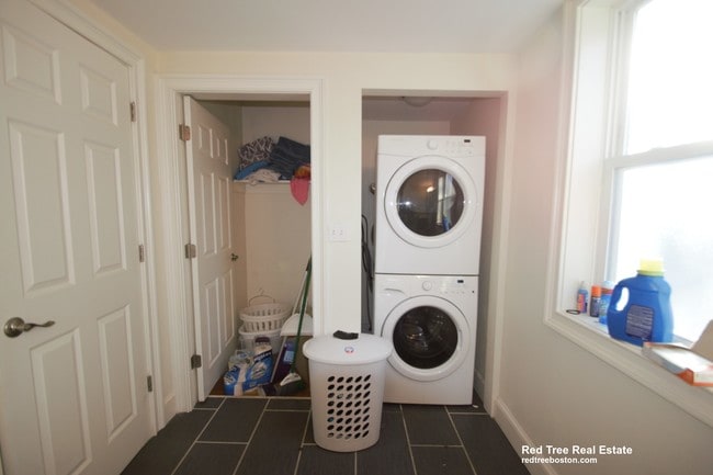 Building Photo - 62 Gilbert St