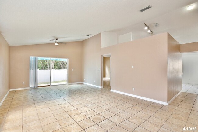 Building Photo - Lovely 3/2 Spacious Home with a Large Fenc...