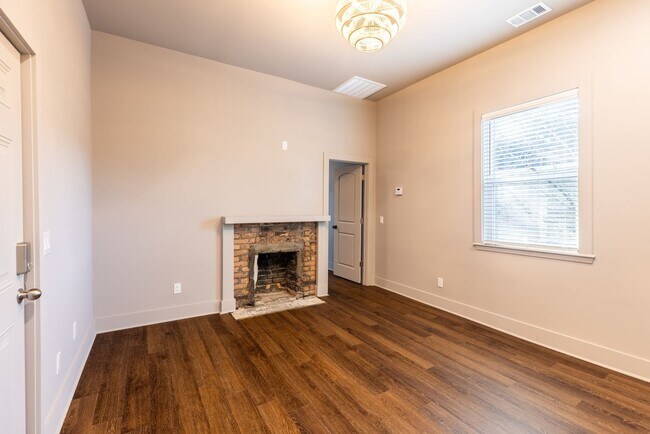 Building Photo - 500 OFF March Rent! Renovated Upstairs 1BR Near SCAD