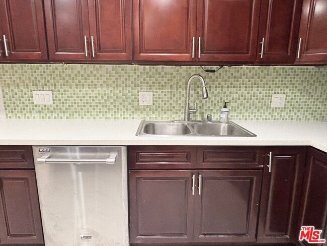 Foto del edificio - 2488 Beachwood Dr