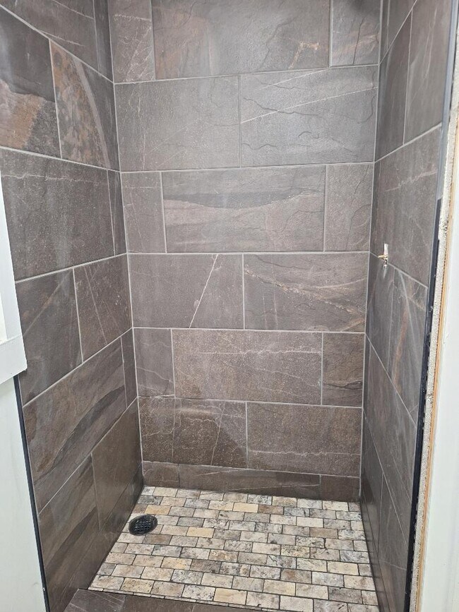 Foto del edificio - 323 Pine Grove Dr