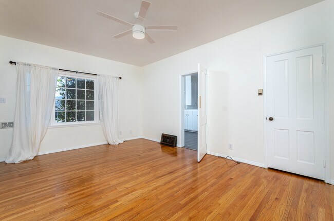 Building Photo - 1001 W Glenoaks Blvd