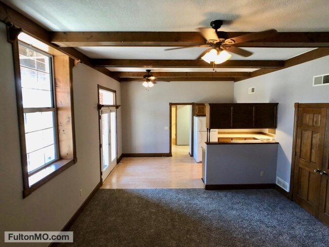 Foto del edificio - 103 East 10th Street Apartment 1
