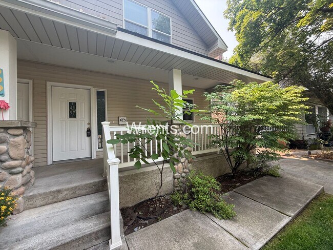 Foto del edificio - COMING SOON! South Hill Duplex with Garage & Utilities Included!