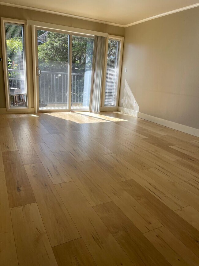 Building Photo - Location, Location!! Spacious Condo on Low...