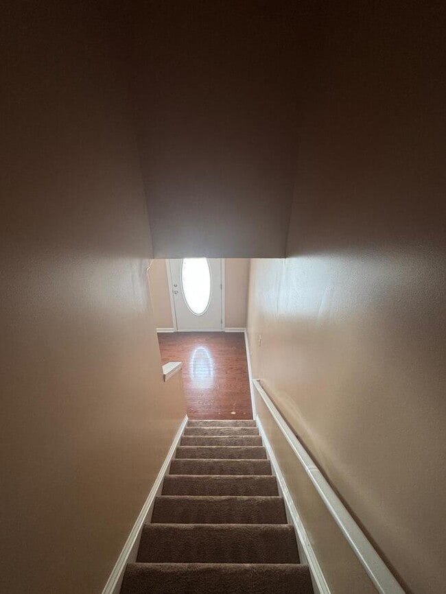 Building Photo - Move-in ready townhome in East Point/Colle...