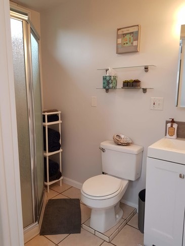 Bath + shower stall - 1105 Palms Blvd