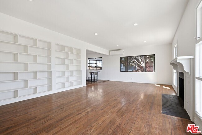 Foto del edificio - 9741 Alcott St