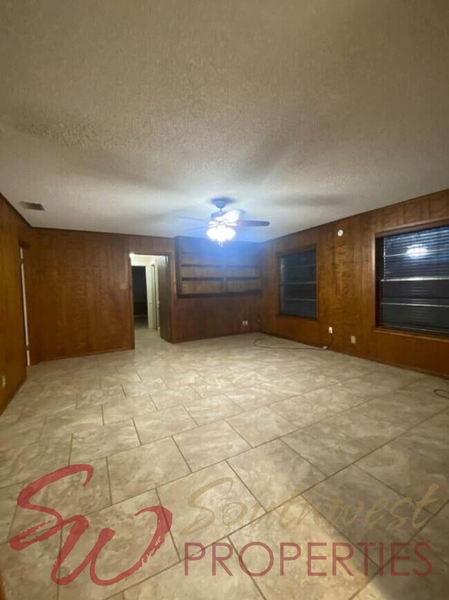 Building Photo - Spacious 3 Bedroom Brick Home in the Heart of Stephenville!