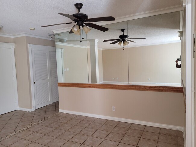 Building Photo - 5625 Sumner Way