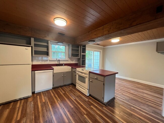 Building Photo - Cute 3 Bed 2 Bath!
