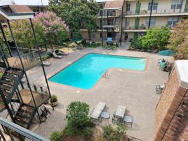 Foto del edificio - 2708 Whitney Pl