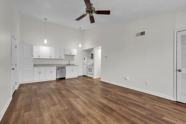 Foto del edificio - Almost New & Ready for you! Lovely 1 Bedroom/1 Bath Condo