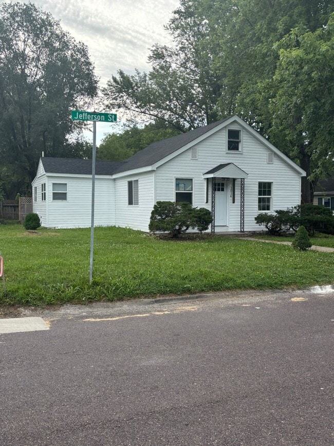 Building Photo - Fabulous 2 Bedroom 1.5 Bathroom House