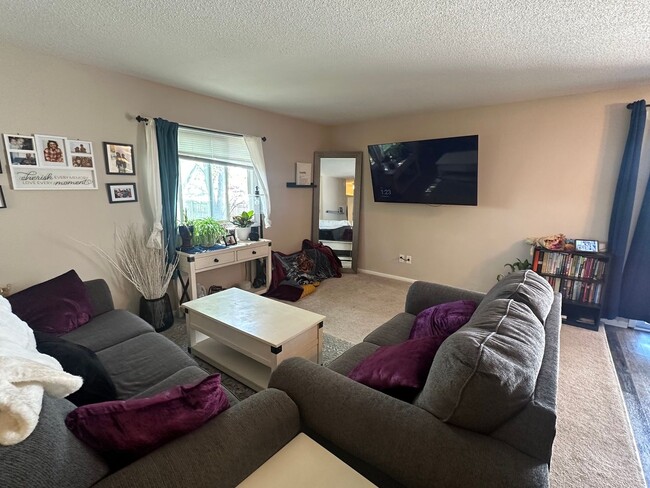 Building Photo - Beautiful 3 bedroom, 2 bath Townhome with ...