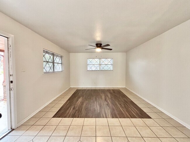 Foto del edificio - Charming 3-Bedroom Home with 2-Car Garage Near Shopping & Ft. Sam