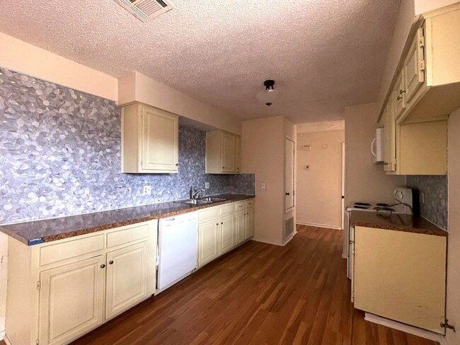 Foto del edificio - Charming 3-Bed / 2-Bath Duplex in the Hear...