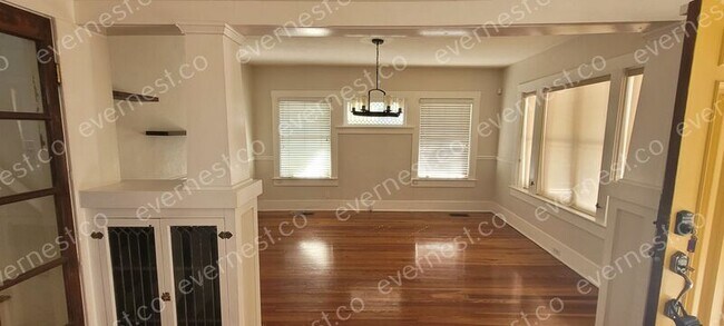 Foto del edificio - 702 S Bungalow Terrace