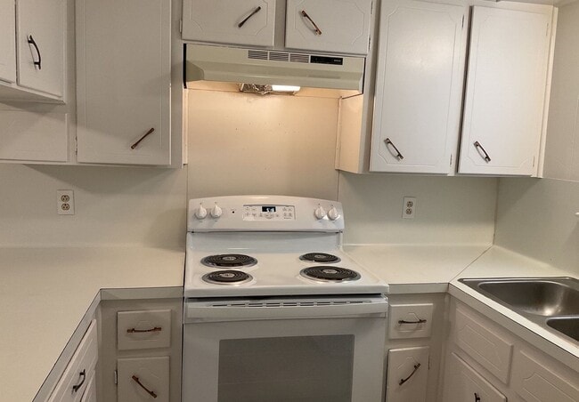 Building Photo - NEW VINYL FLOORING - AVAILABLE NOW!