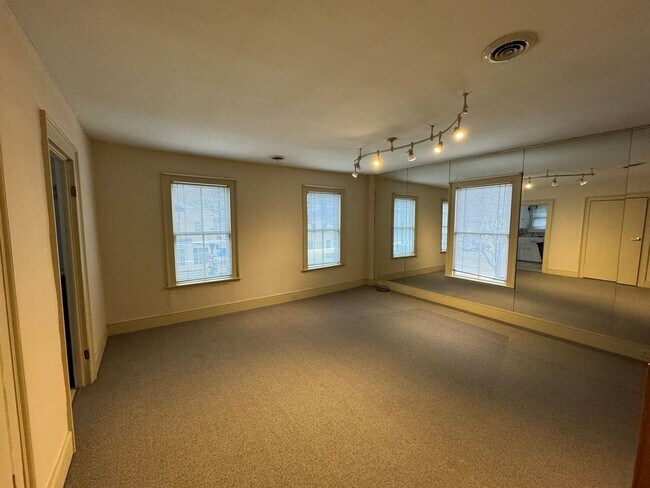 Foto del edificio - 219 N Main St