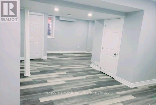Building Photo - 905 Stoutt Cres