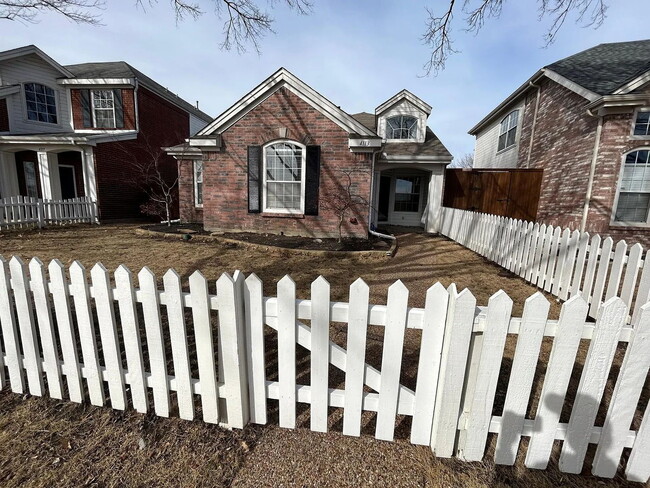 Charming 3-Bedroom Plano Retreat with Cozy Fireplace & Gleaming Hardwood Floors! - Charming 3-Bedroom Plano Retreat with Cozy Fireplace & Gleaming Hardwood Floors! Apartment