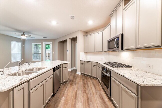 Foto del edificio - Spacious Allen Home with Modern Kitchen, Fenced Backyard & 2-Car Garage