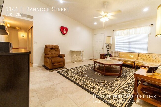 Building Photo - Gorgeous 3/2 FULLY FURNISHED house right o...