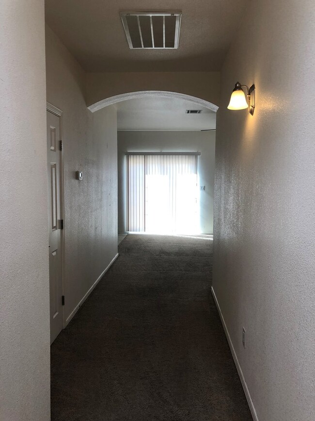Building Photo - 3 bedroom 2 bathroom Townhome
