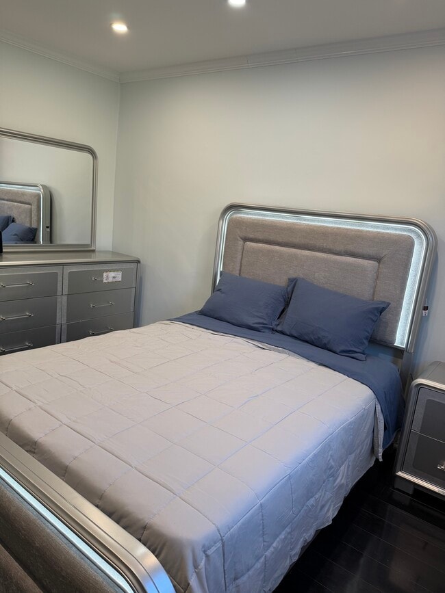 Dormitorio 2 - 7713 Ditmars Blvd