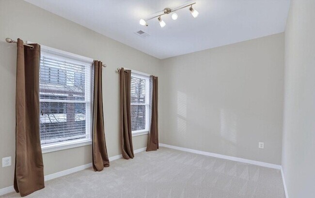 Foto del edificio - Modern 3BR Townhome with Rooftop Terrace & Garage in Old Town Commons