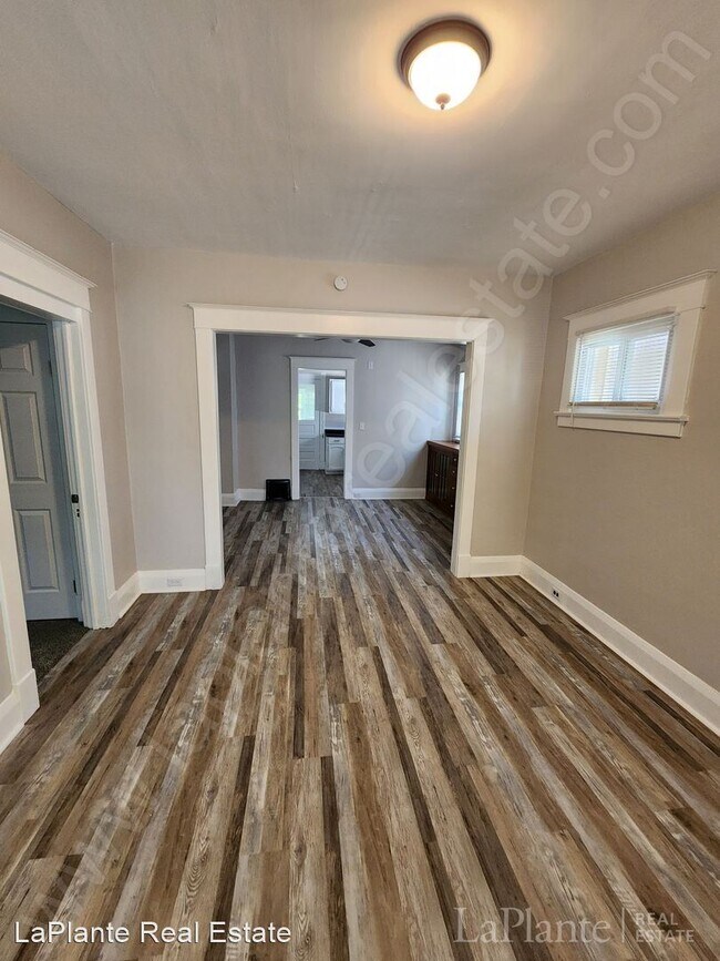 Building Photo - 2 br, 1 bath House - 3925 Burton Avenue