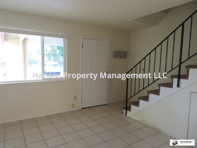 Building Photo - 1015 S Abbey Ln