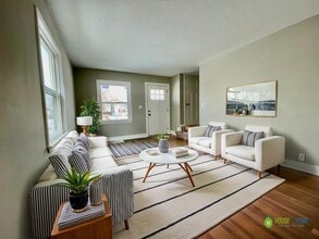 Building Photo - 712 1st Ave S