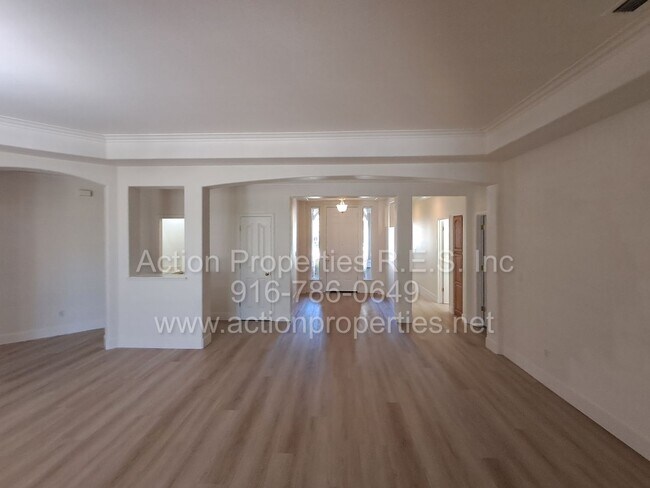 Foto del edificio - Action Properties R.E.S. Inc. Offering Beautiful Highland Park Single Story 3 Car, 4 Bedroom, Gar...