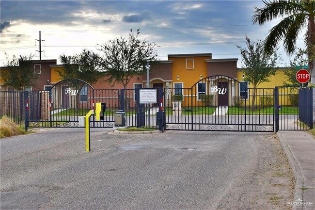 Foto del edificio - 3127 Regal Dr