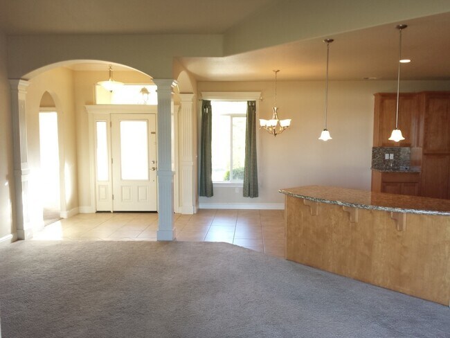 Foto del edificio - Lake California Home for Rent | Gated Community, Lake Access, River Access, Garage