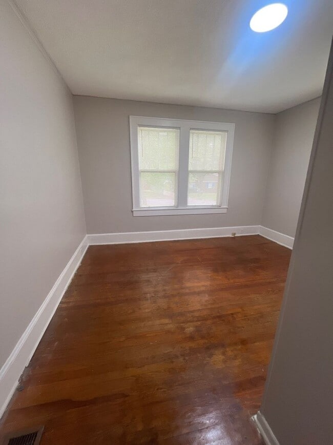 Building Photo - 3 Bedrooms