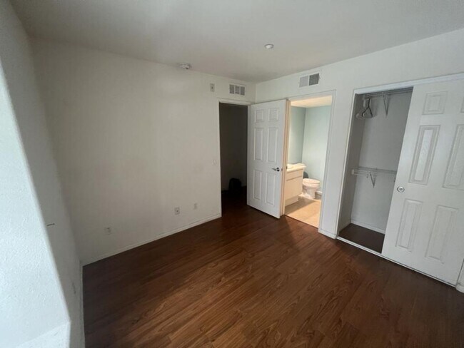 Foto del edificio - 345 Tesoro Gln