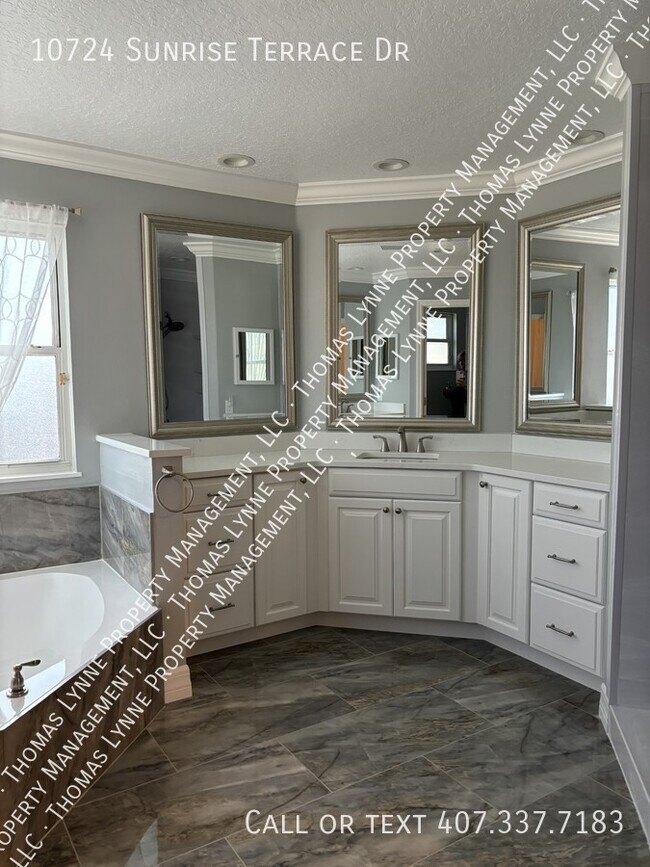 Foto del edificio - 10724 Sunrise Terrace Dr