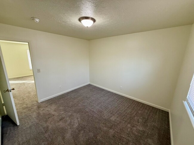 Building Photo - Discover your new home in a 1-BR, 1-BA apa...