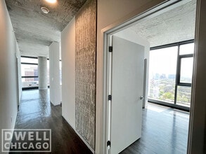 Building Photo - 719 S Clark St